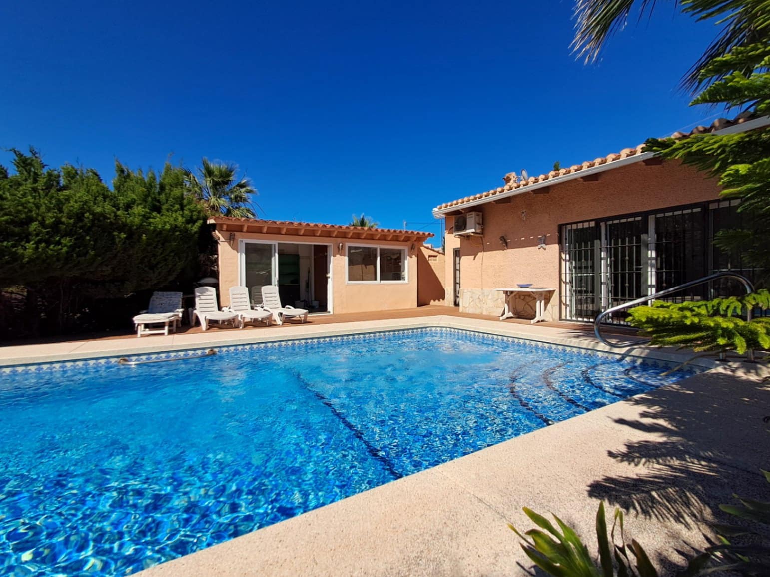 5 bedroom Villa for rent in Albir with pool garage - € 2,500 (Ref: 9867781)