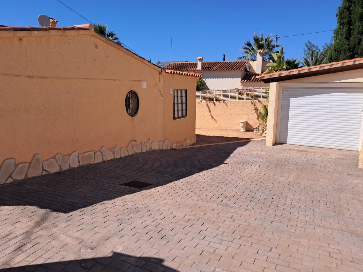 5 bedroom Villa for rent in Albir with pool garage - € 2,500 (Ref: 9867781)