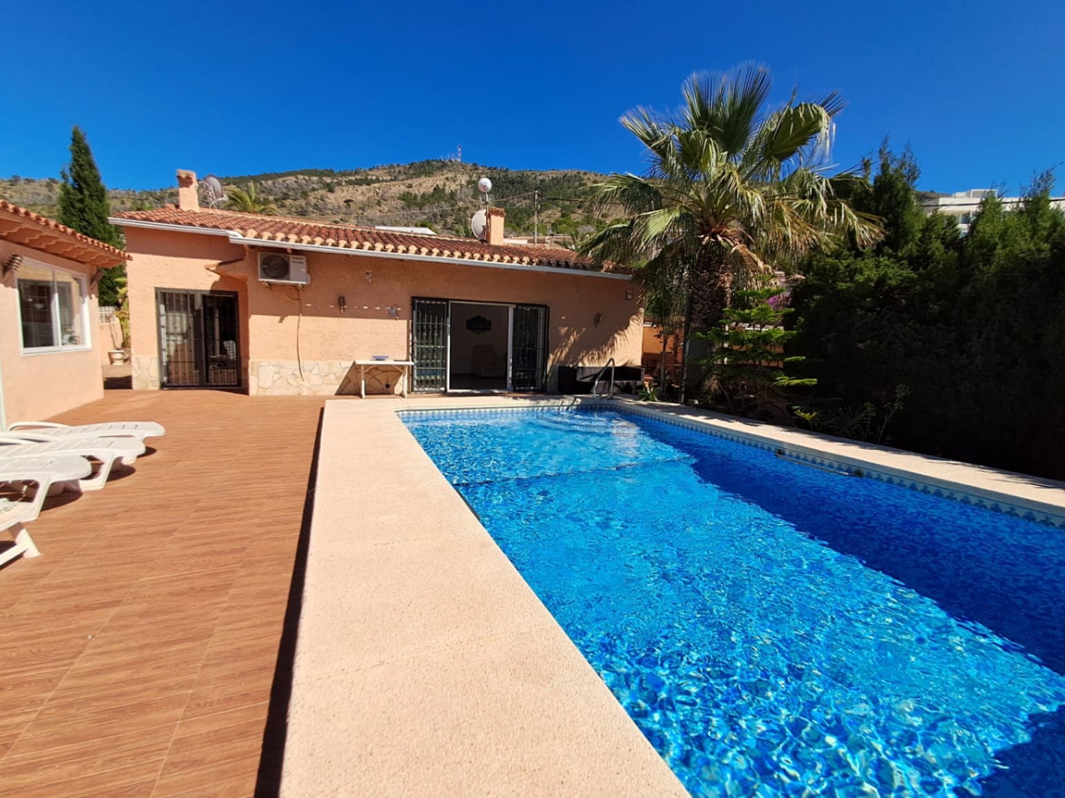 5 bedroom Villa for rent in Albir with pool garage - € 2,500 (Ref: 9867781)