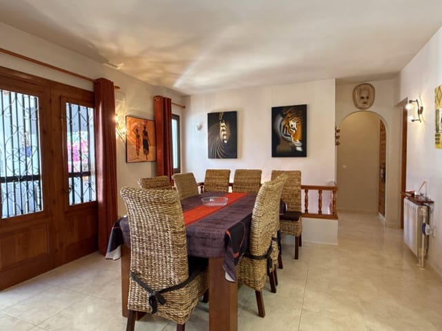 4 Zimmer Villa zu verkaufen in Teulada Pueblo, Teulada-Moraira mit Pool Garage - 650.000 € (Ref: 9902434)