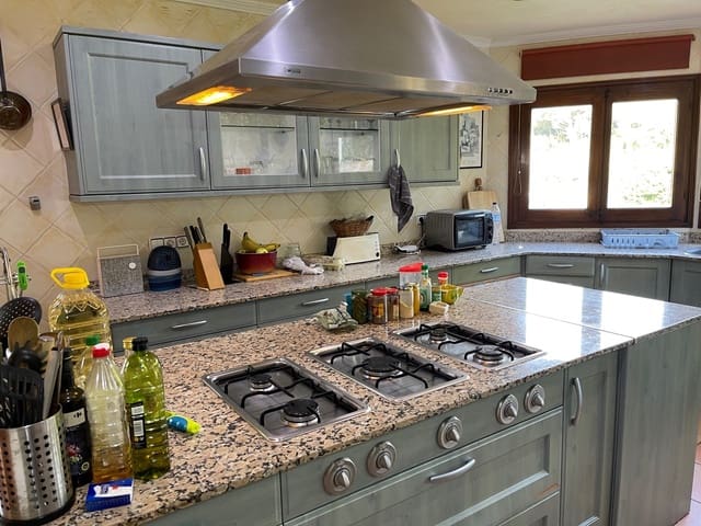 4 makuuhuone Huvila myytävänä paikassa Santa Cristina d'Aro mukana uima-altaan 
autotalli - 489 000 € (Ref: 7290471)