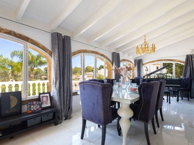 6 bedroom Villa for sale in Cap Martí - El Tossalet - Pinomar, Javea / Xàbia with pool - € 995,000 (Ref: 9006260)