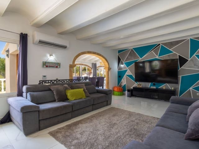 6 bedroom Villa for sale in Cap Martí - El Tossalet - Pinomar, Javea / Xàbia with pool - € 995,000 (Ref: 9006260)