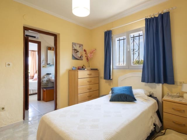 4 bedroom Villa for sale in Cap Martí - El Tossalet - Pinomar, Javea / Xàbia with pool - € 515,000 (Ref: 9103350)