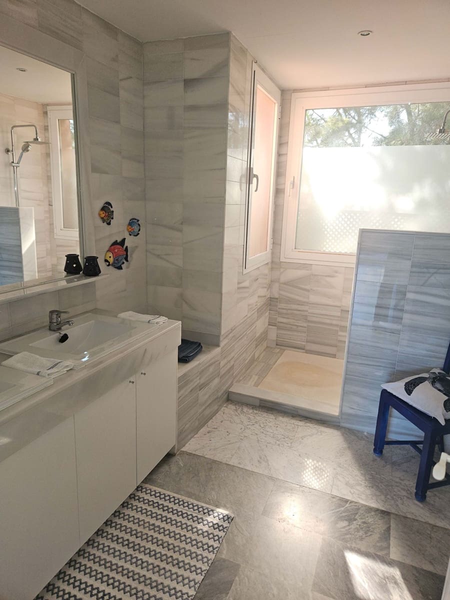 Apartamento de 4 habitaciones en Estepona en alquiler con piscina garaje - 3.500 € (Ref: 10031069)