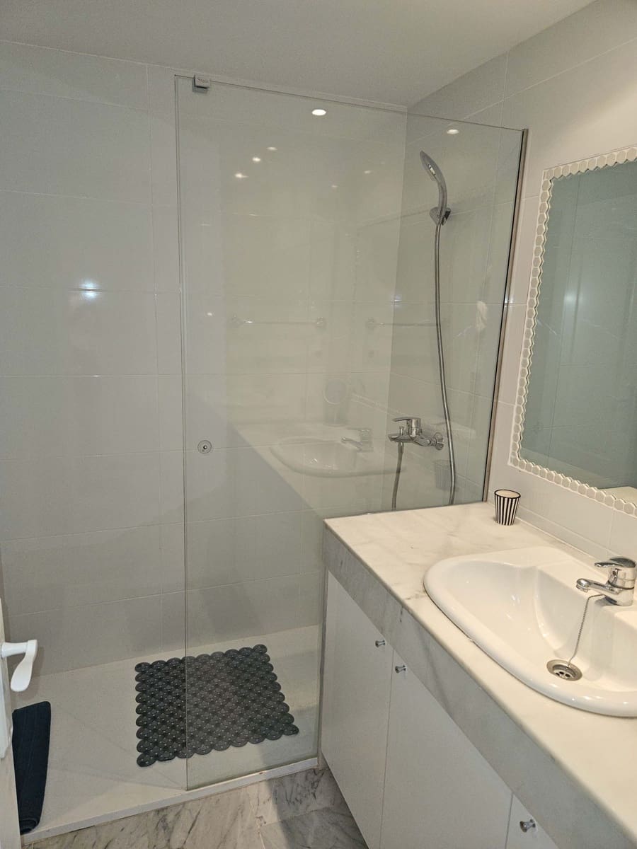 Apartamento de 4 habitaciones en Estepona en alquiler con piscina garaje - 3.500 € (Ref: 10031069)