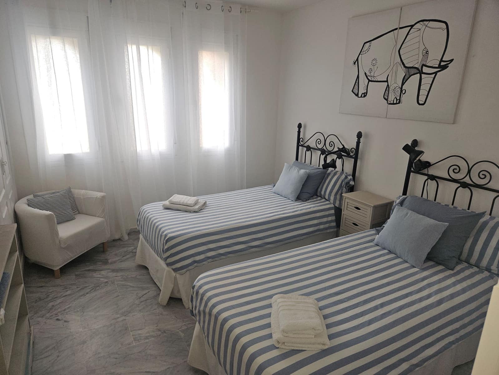 Apartamento de 4 habitaciones en Estepona en alquiler con piscina garaje - 3.500 € (Ref: 10031069)