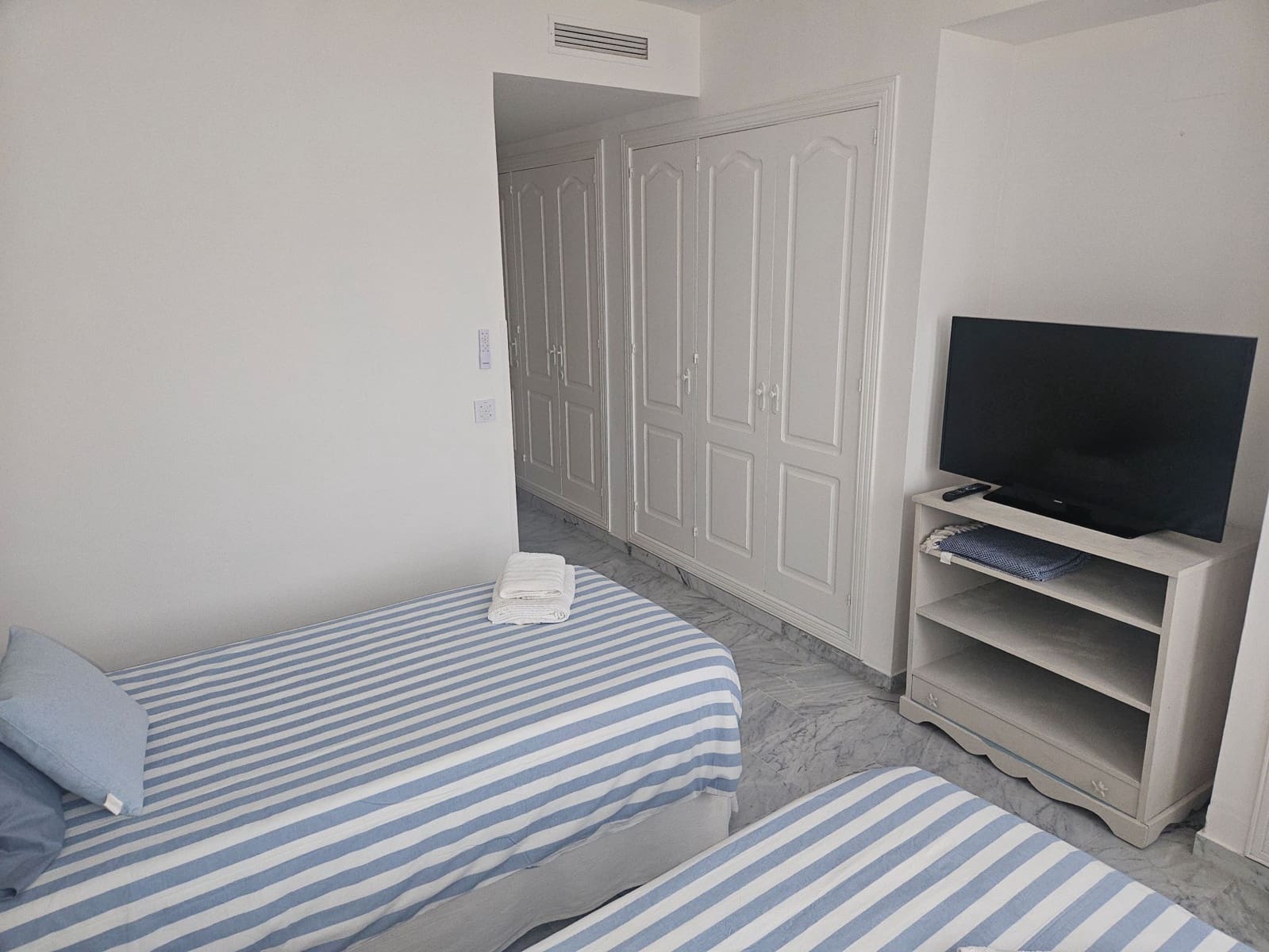 Apartamento de 4 habitaciones en Estepona en alquiler con piscina garaje - 3.500 € (Ref: 10031069)