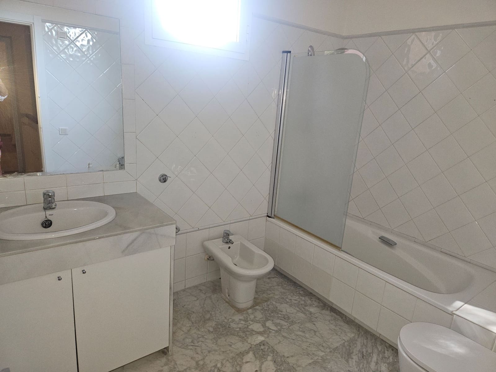 Apartamento de 4 habitaciones en Estepona en alquiler con piscina garaje - 3.500 € (Ref: 10031069)