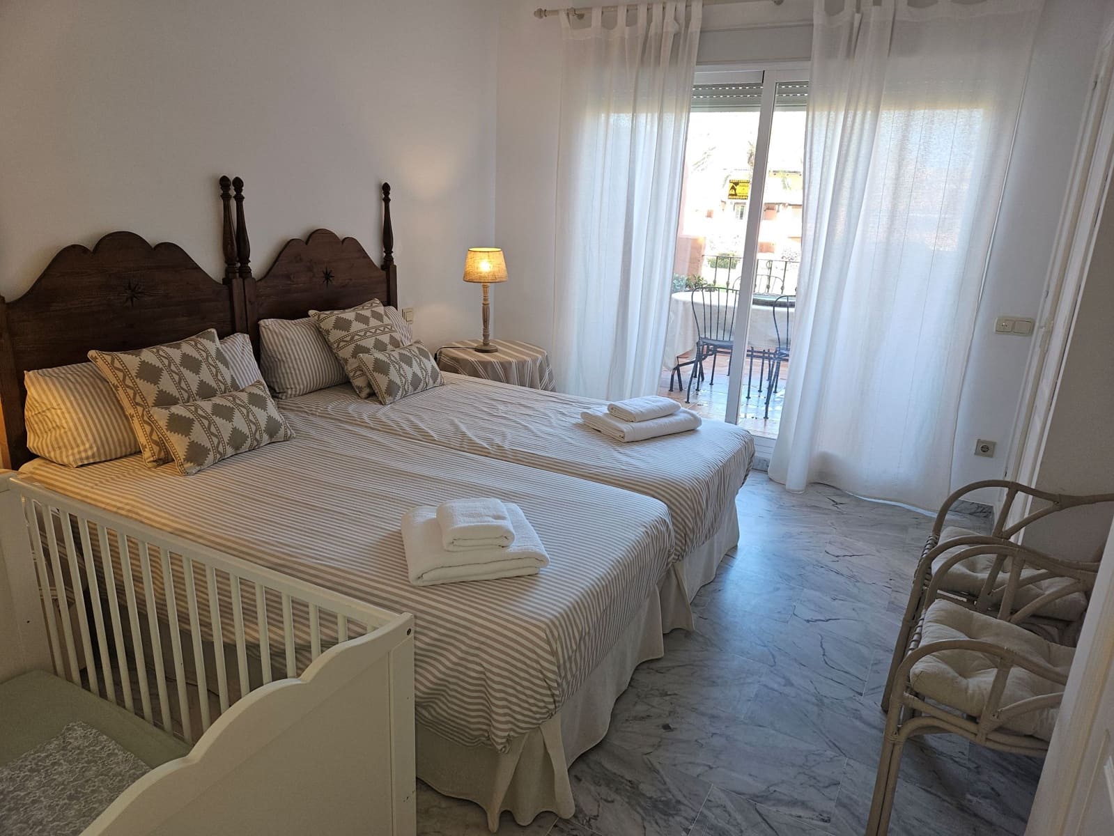 Apartamento de 4 habitaciones en Estepona en alquiler con piscina garaje - 3.500 € (Ref: 10031069)