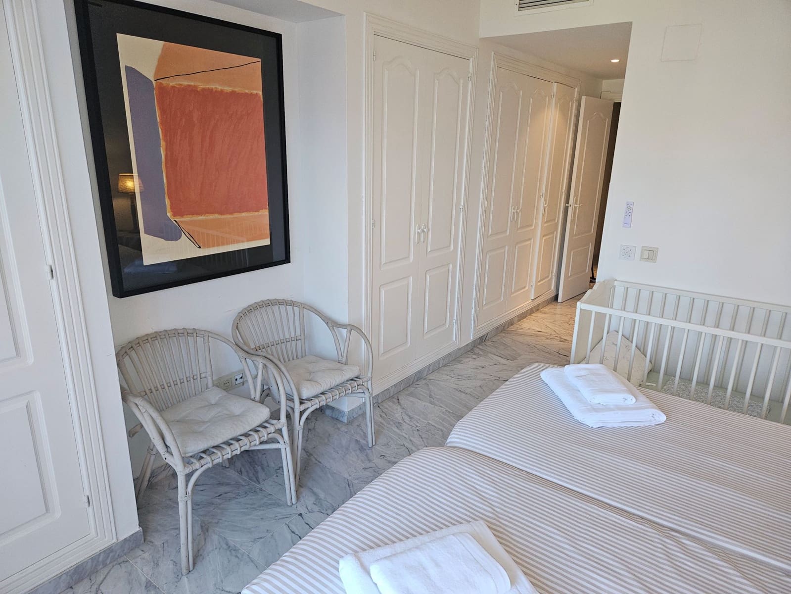 Apartamento de 4 habitaciones en Estepona en alquiler con piscina garaje - 3.500 € (Ref: 10031069)