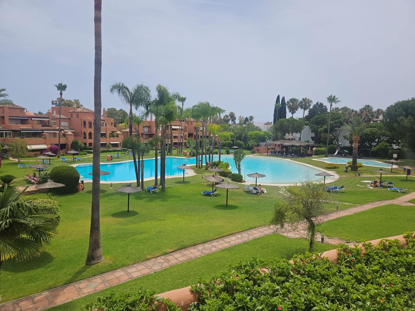 Apartamento de 4 habitaciones en Estepona en alquiler con piscina garaje - 3.500 € (Ref: 10031069)