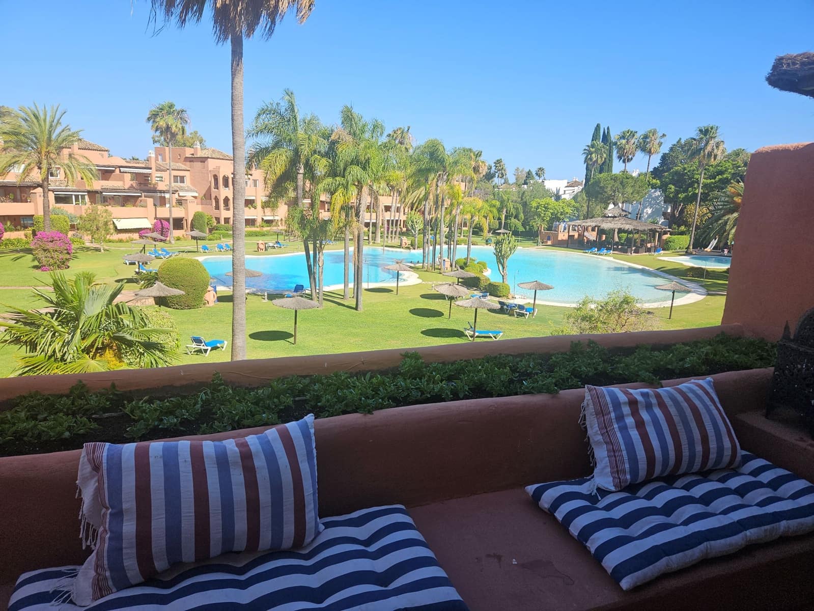 Apartamento de 4 habitaciones en Estepona en alquiler con piscina garaje - 3.500 € (Ref: 10031069)