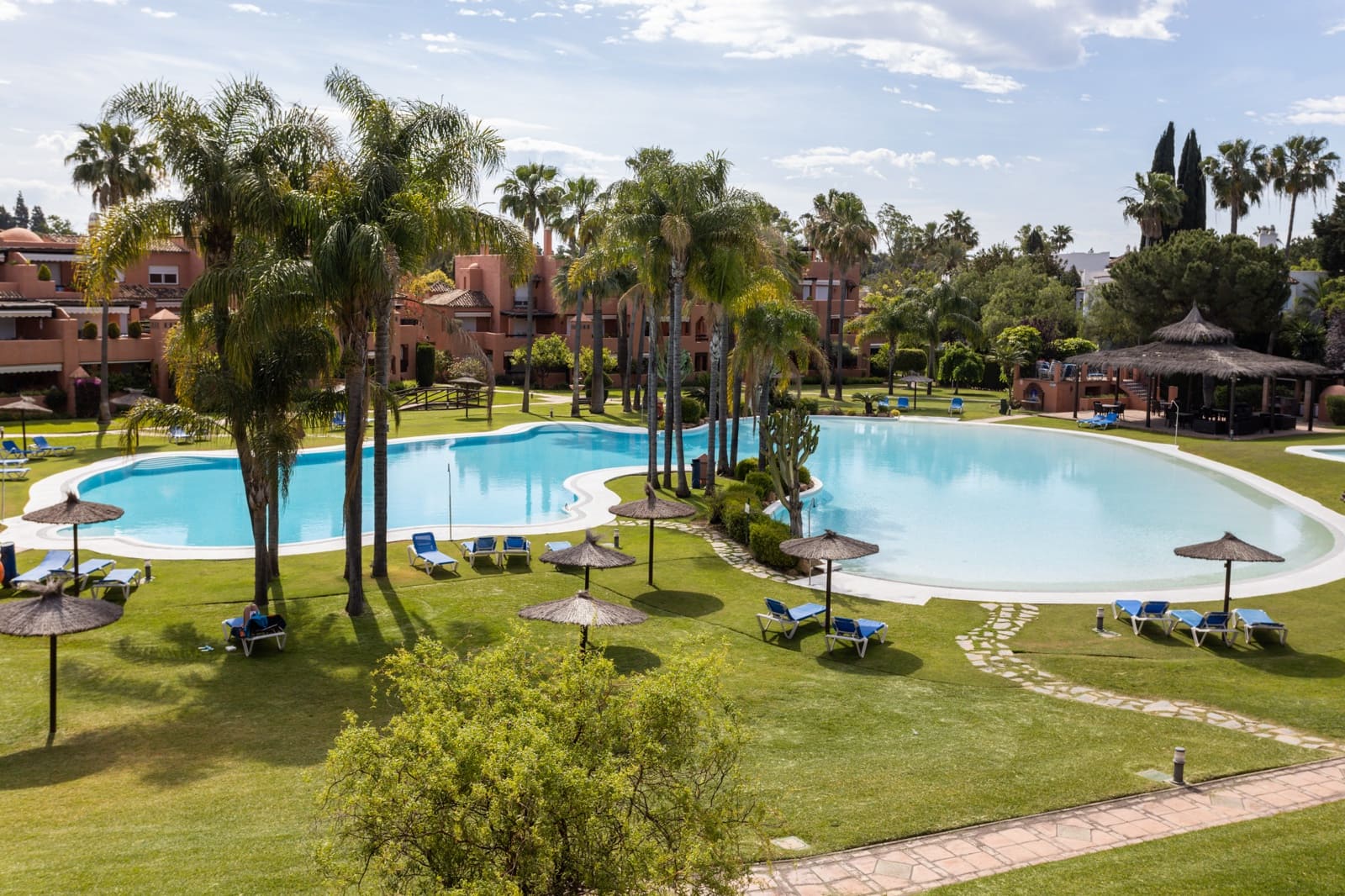 Apartamento de 4 habitaciones en Estepona en alquiler con piscina garaje - 3.500 € (Ref: 10031069)