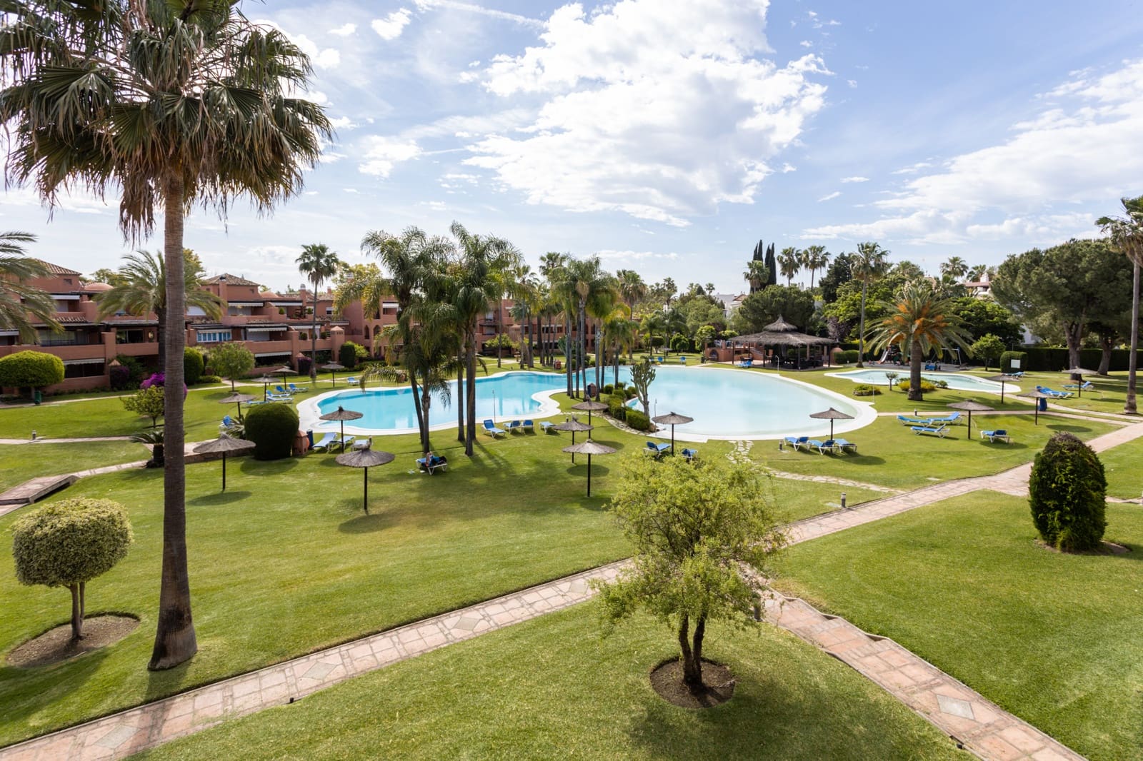Apartamento de 4 habitaciones en Estepona en alquiler con piscina garaje - 3.500 € (Ref: 10031069)