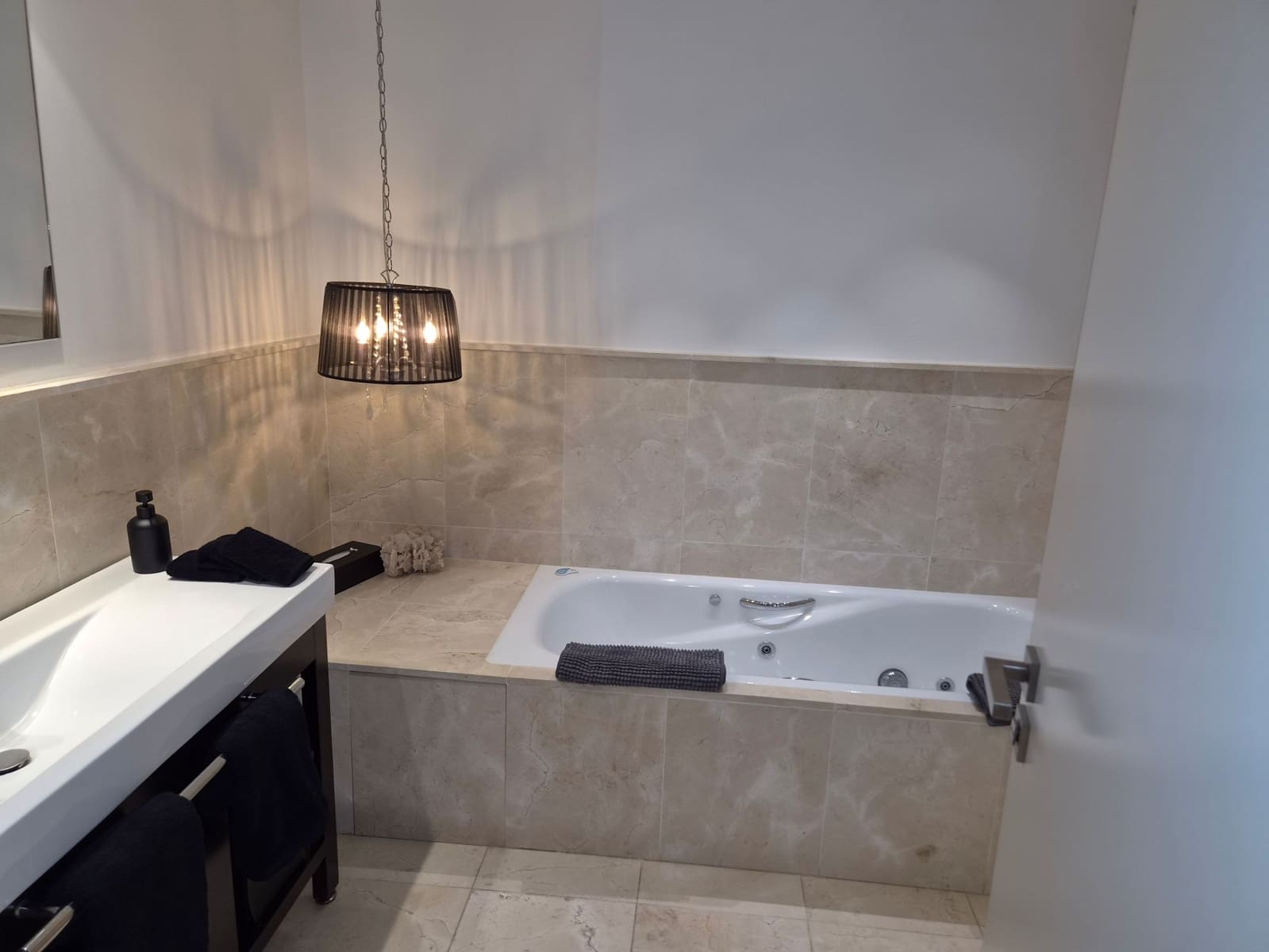 4 sypialnia Apartament do wynajęcia w Benahavis z basenem garażem - 5 500 € (Ref: 10081742)