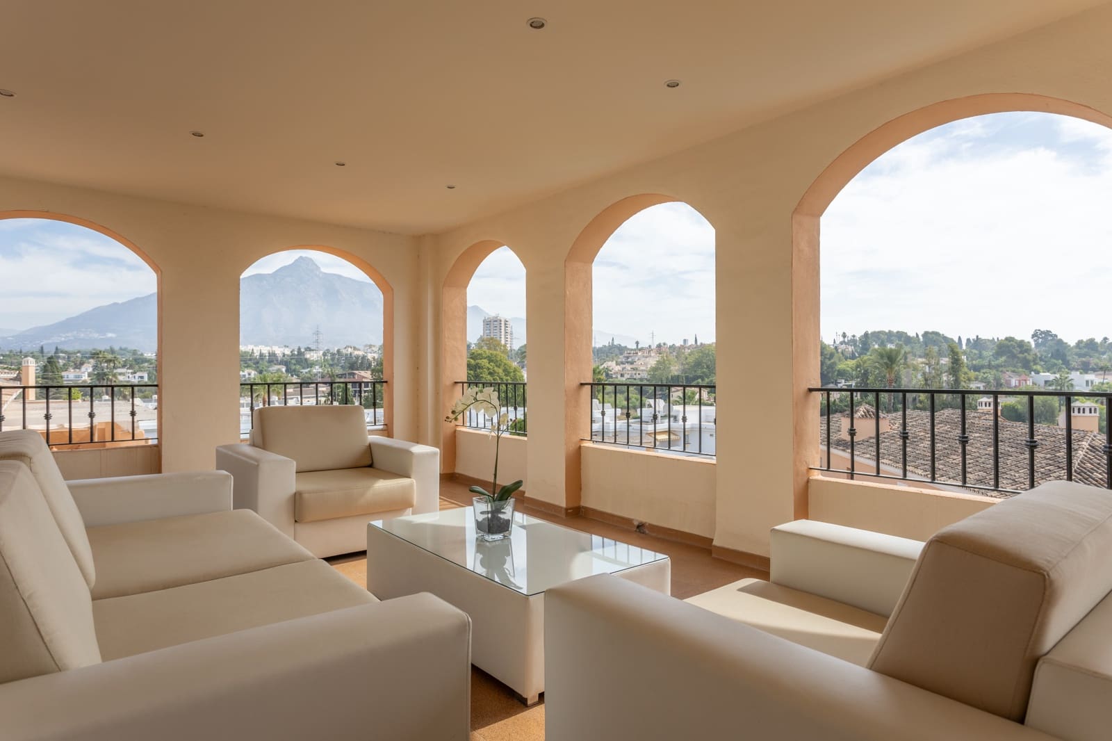 3 soveværelse Lejlighed til leje i Nueva Andalucia med swimmingpool garage - € 3.000 (Ref: 8323279)