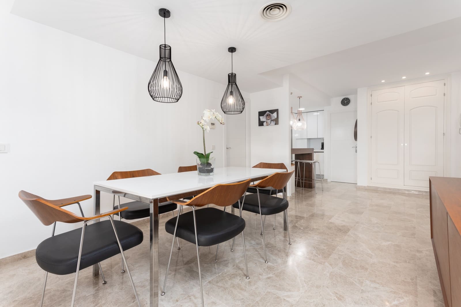 3 soveværelse Lejlighed til leje i Nueva Andalucia med swimmingpool garage - € 3.000 (Ref: 8323279)