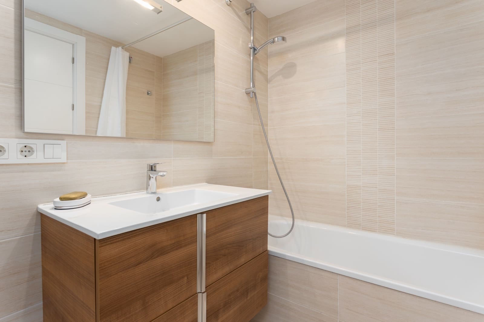 3 soveværelse Lejlighed til leje i Nueva Andalucia med swimmingpool garage - € 3.000 (Ref: 8323279)