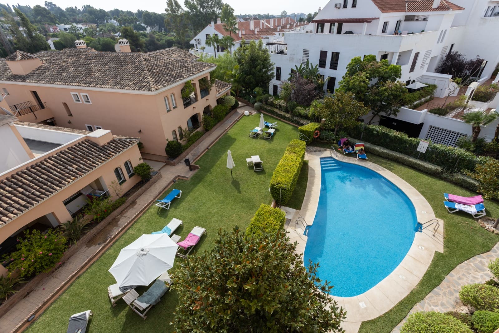 3 soveværelse Lejlighed til leje i Nueva Andalucia med swimmingpool garage - € 3.000 (Ref: 8323279)