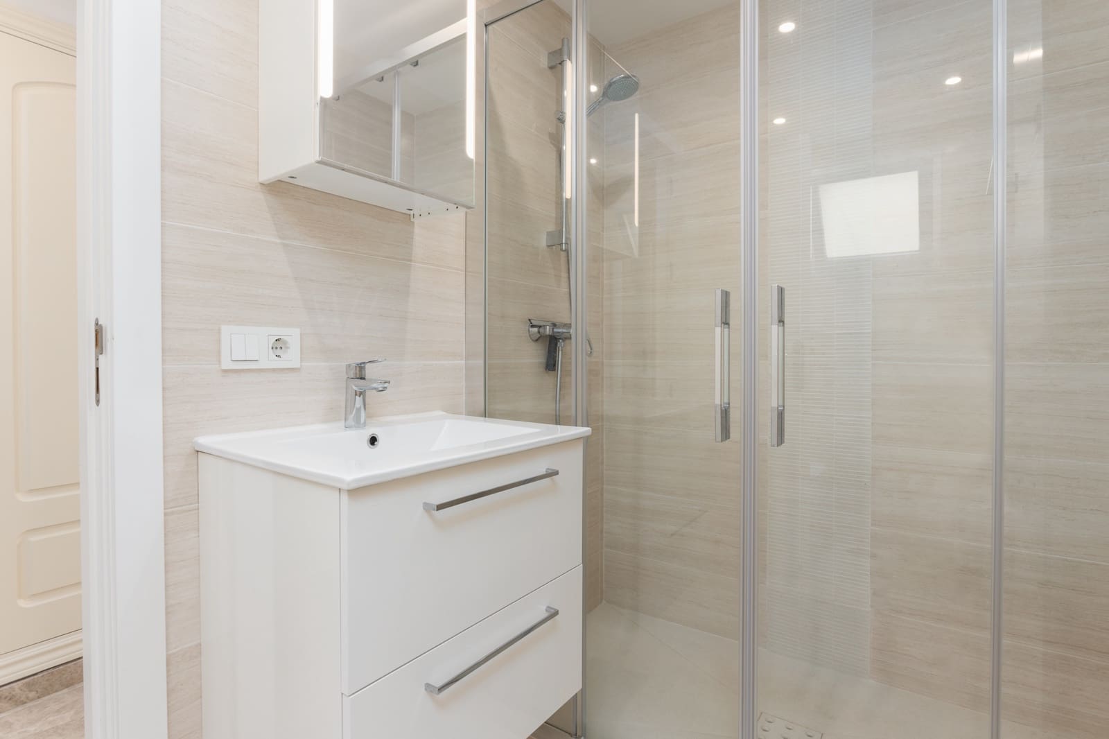 3 soveværelse Lejlighed til leje i Nueva Andalucia med swimmingpool garage - € 3.000 (Ref: 8323279)