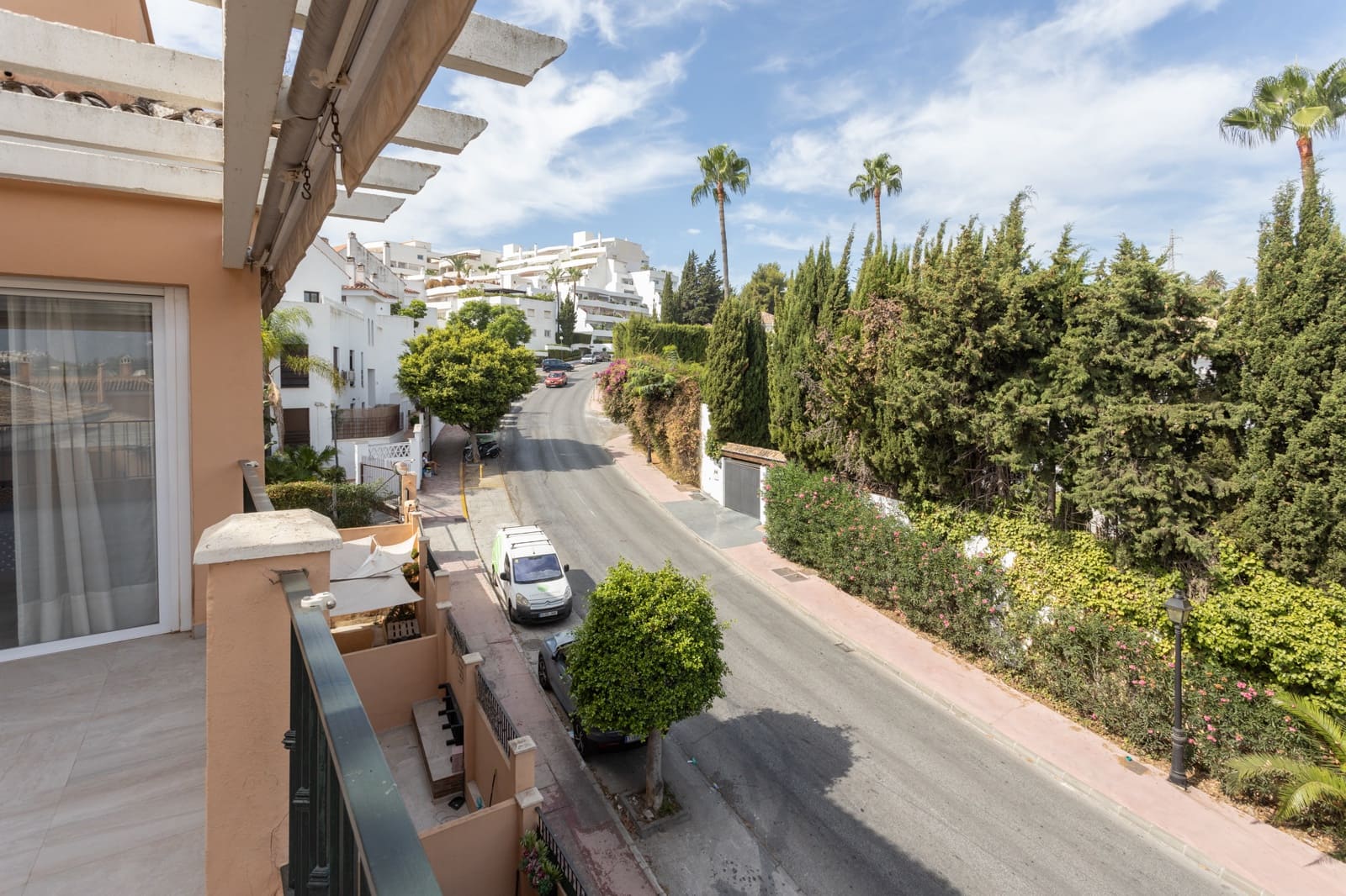 3 soveværelse Lejlighed til leje i Nueva Andalucia med swimmingpool garage - € 3.000 (Ref: 8323279)