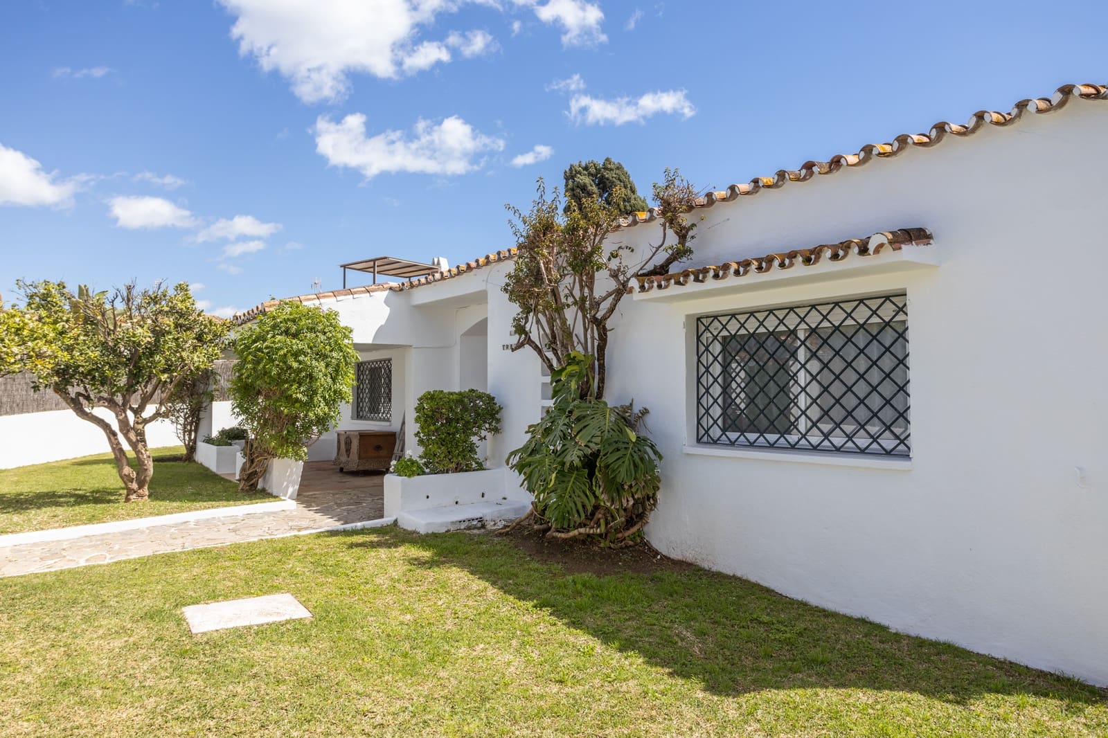 3 bedroom Villa for holiday rental in Guadalmina - € 2,875 (Ref: 8329093)