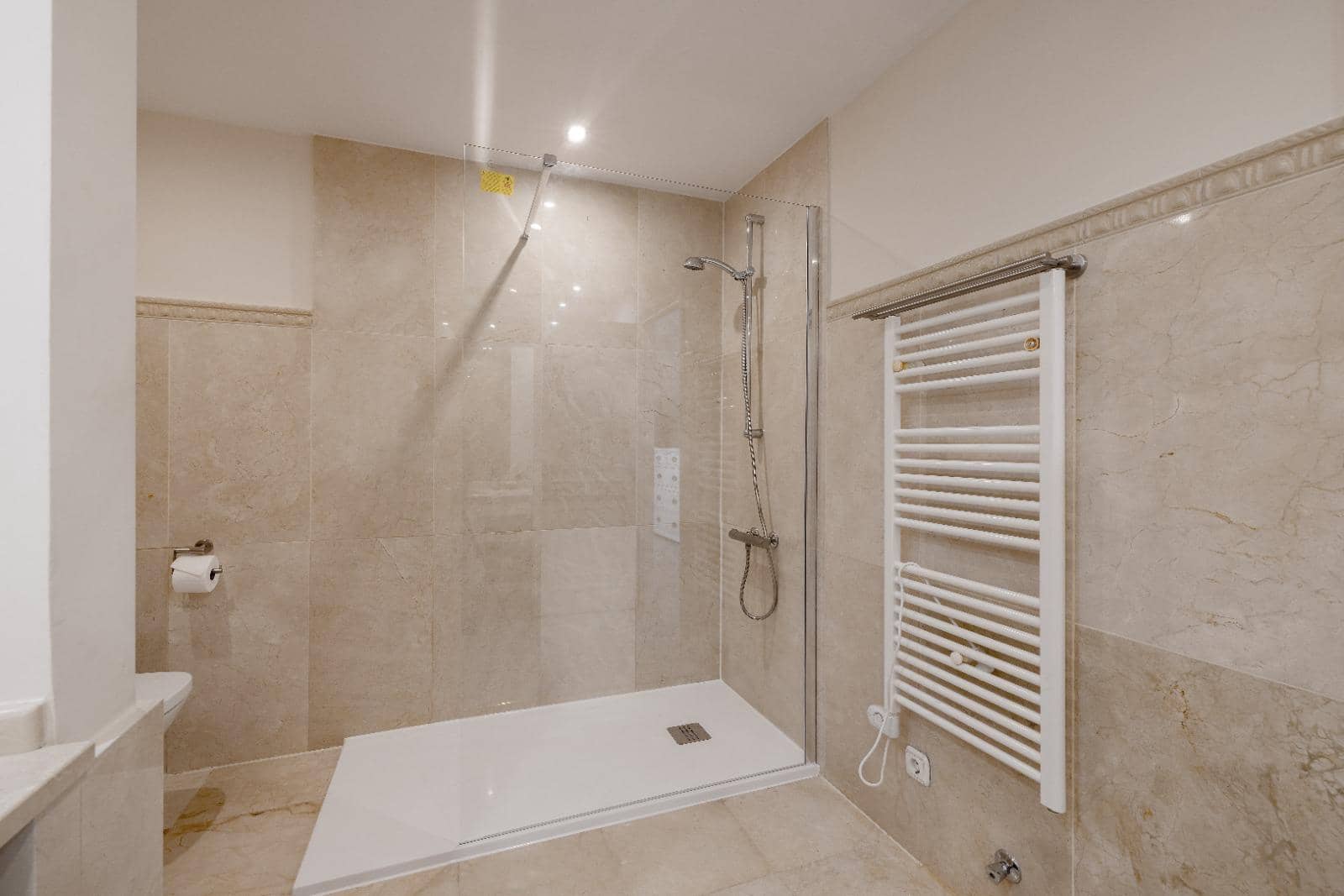 2 soveværelse Lejlighed til leje i Marbella med garage - € 2.100 (Ref: 9185970)