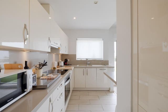 2 soveværelse Lejlighed til leje i Guadalmina Alta, Marbella med garage - € 2.100 (Ref: 9185970)