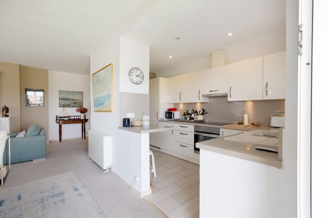 2 soveværelse Lejlighed til leje i Guadalmina Alta, Marbella med garage - € 2.100 (Ref: 9185970)