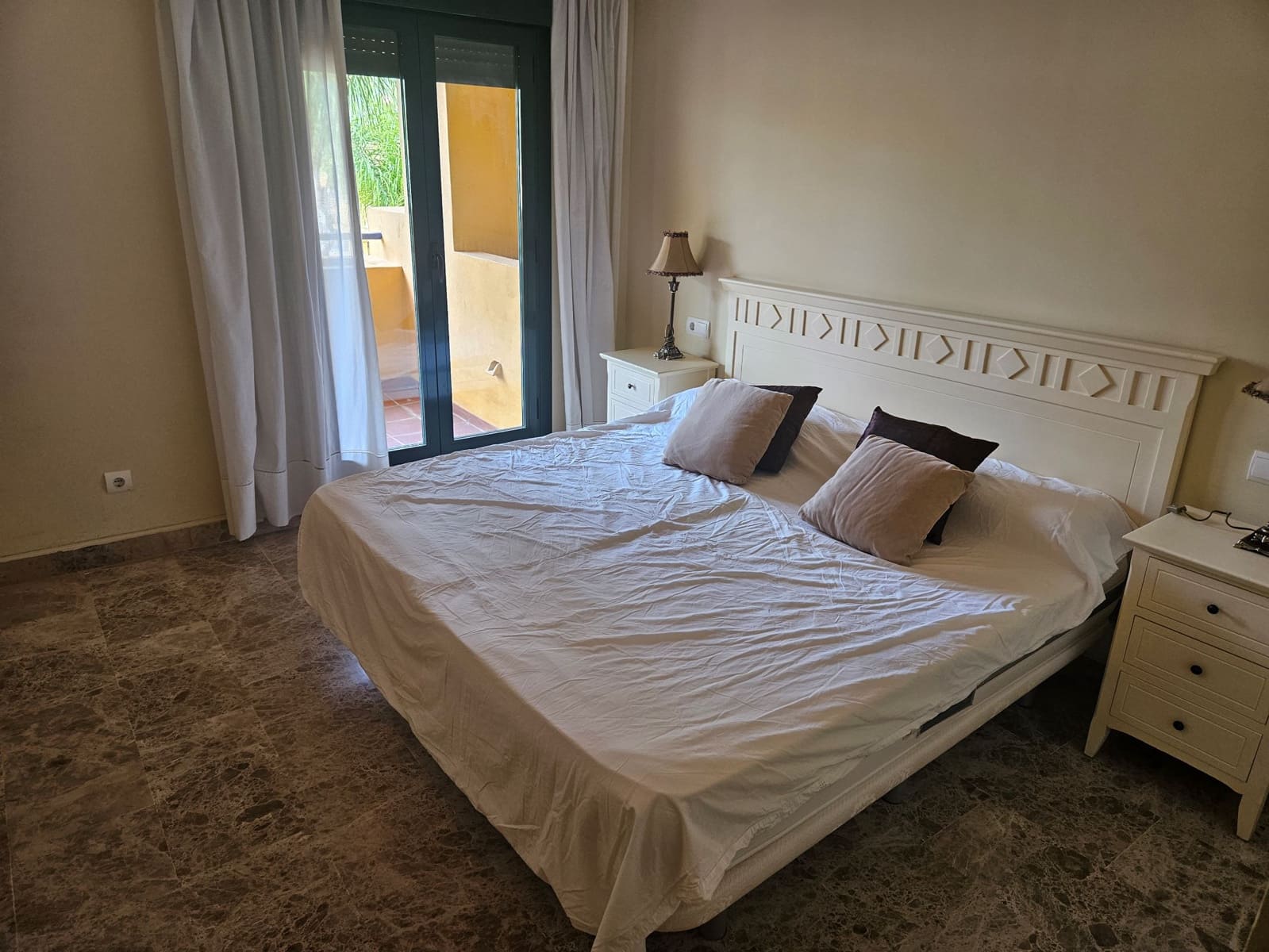 2 soveværelse Lejlighed til leje i Marbella med swimmingpool garage - € 1.800 (Ref: 9401183)