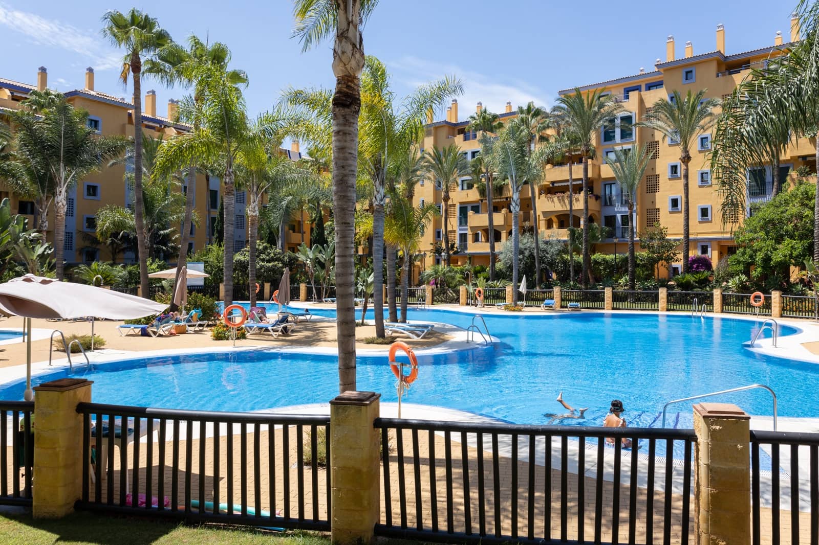 2 soveværelse Lejlighed til leje i Marbella med swimmingpool garage - € 1.800 (Ref: 9401183)