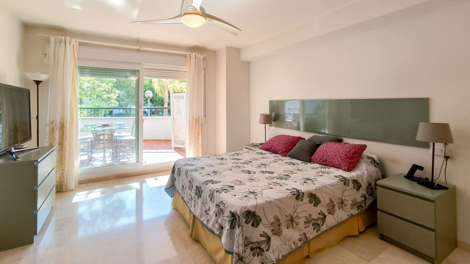 Apartamento de 2 habitaciones en Marbella en venta con piscina garaje - 365.000 € (Ref: 9459501)