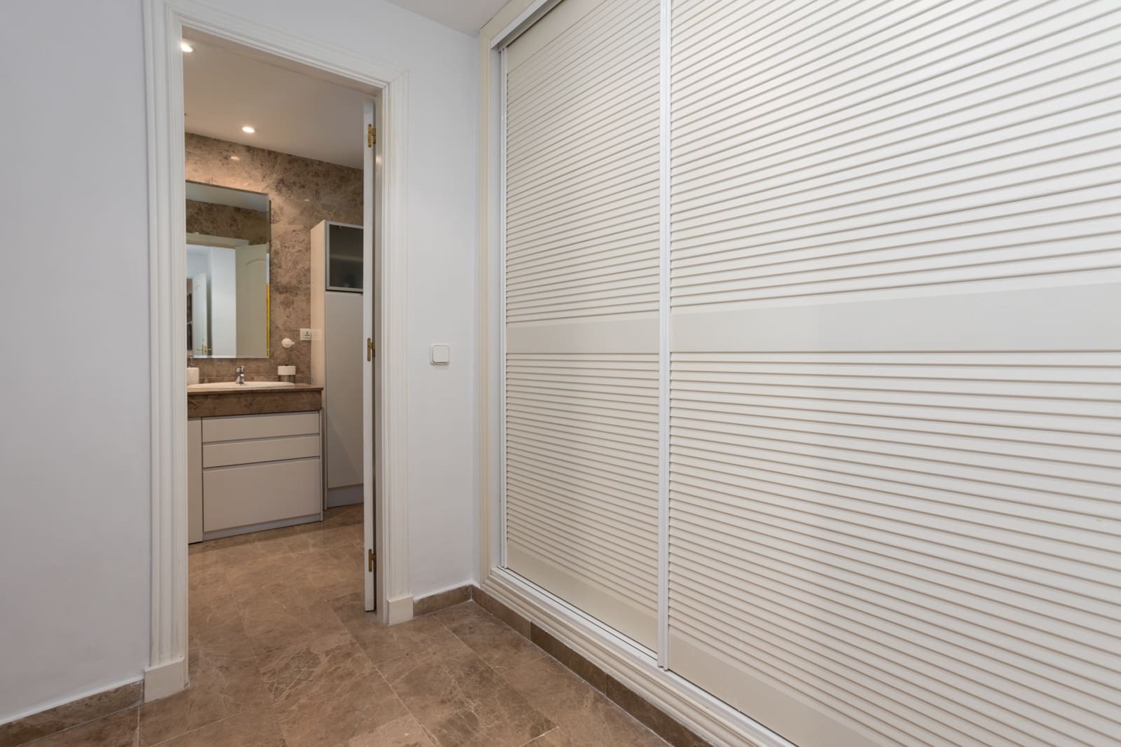 2 soveværelse Lejlighed til leje i Marbella med swimmingpool garage - € 2.000 (Ref: 9491657)