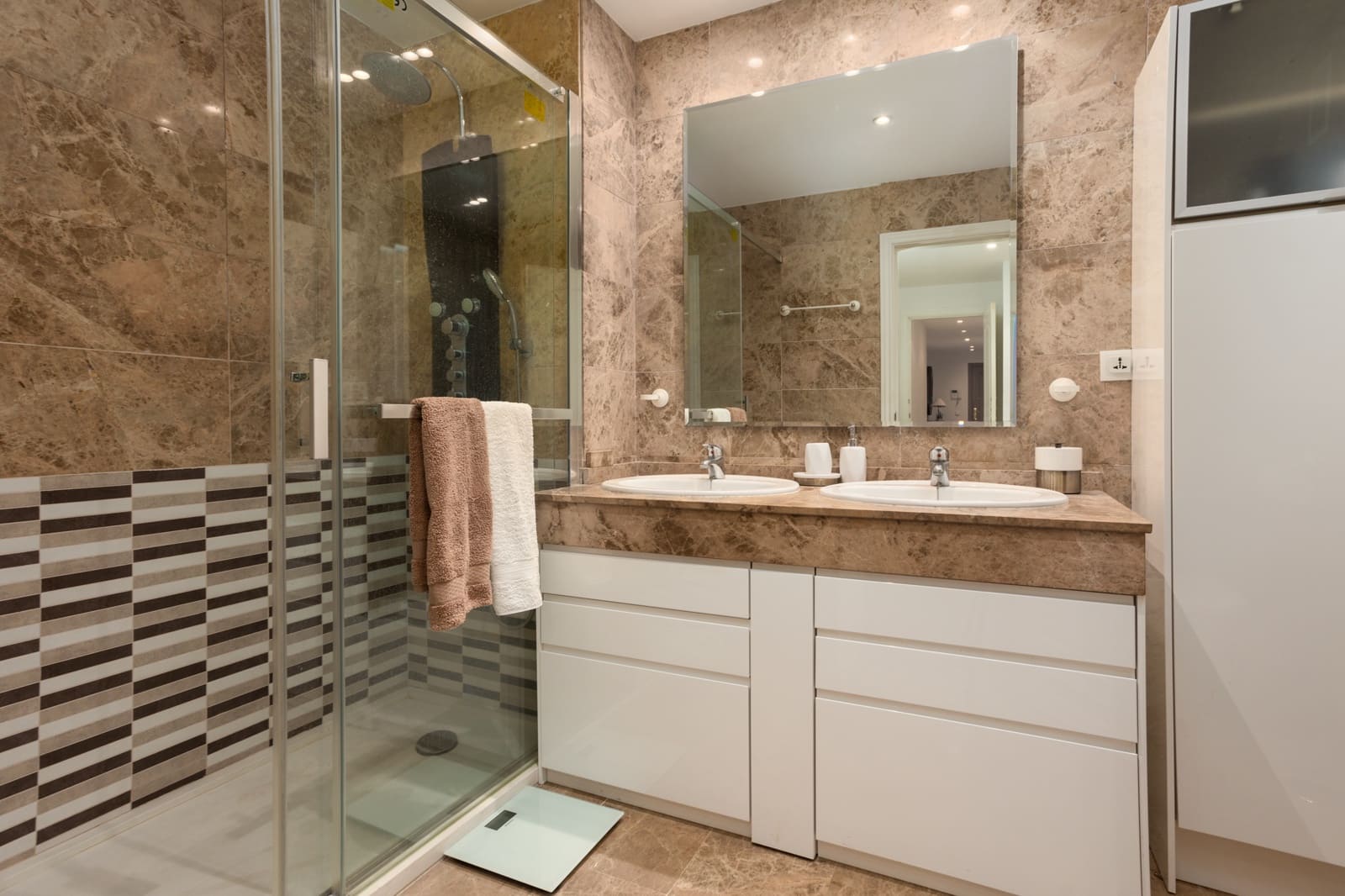 2 soveværelse Lejlighed til leje i Marbella med swimmingpool garage - € 2.000 (Ref: 9491657)