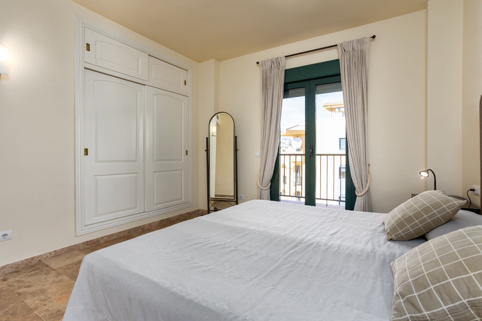 2 makuuhuone Huoneisto lomavuokrausta paikassa Marbella mukana uima-altaan 
autotalli - 1 000 € (Ref: 9606562)