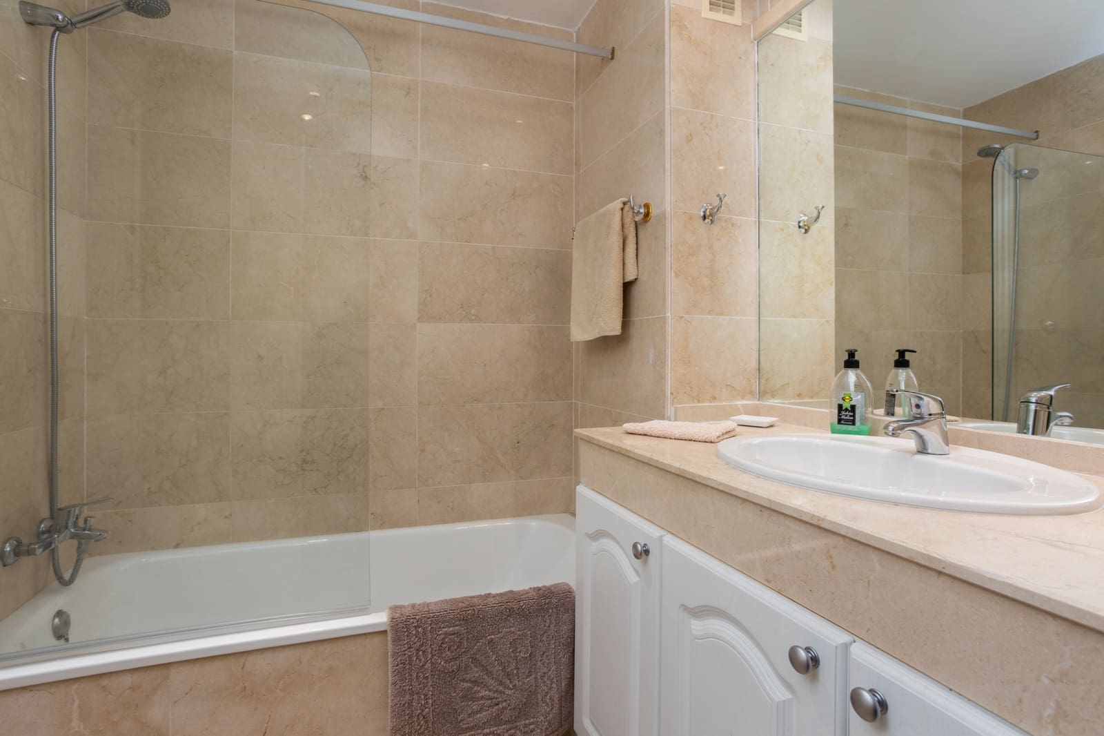 2 makuuhuone Huoneisto lomavuokrausta paikassa Marbella mukana uima-altaan 
autotalli - 1 000 € (Ref: 9606562)