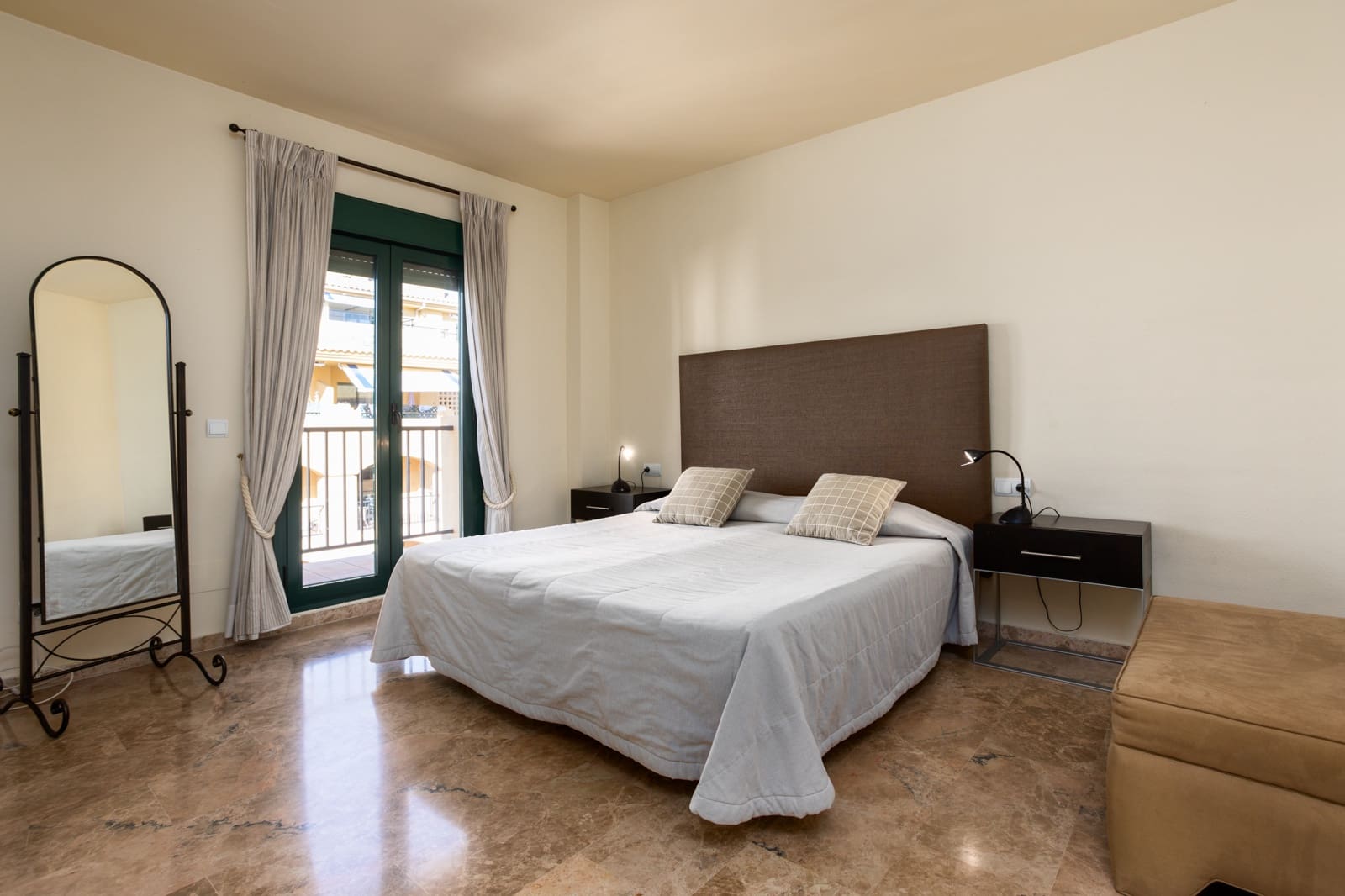 2 makuuhuone Huoneisto lomavuokrausta paikassa Marbella mukana uima-altaan 
autotalli - 1 000 € (Ref: 9606562)