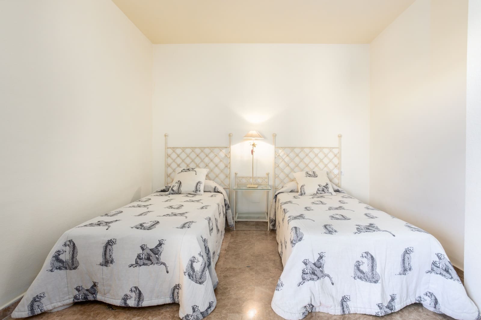 2 makuuhuone Huoneisto lomavuokrausta paikassa Marbella mukana uima-altaan 
autotalli - 1 000 € (Ref: 9606562)