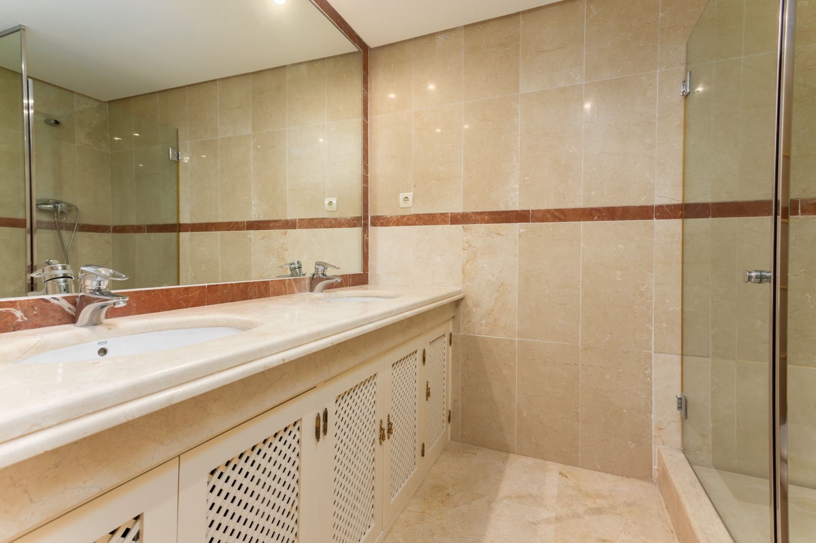4 slaapkamer Appartement te huur in Estepona met zwembad garage - € 5.500 (Ref: 9921129)