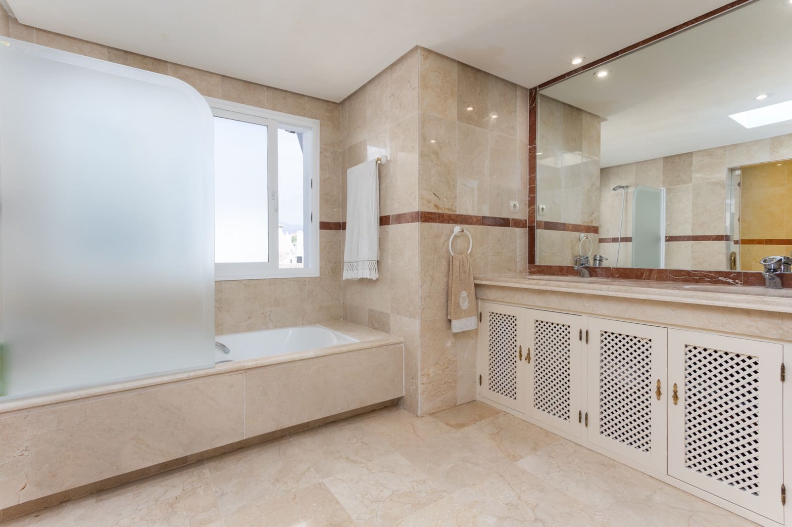 4 slaapkamer Appartement te huur in Estepona met zwembad garage - € 5.500 (Ref: 9921129)