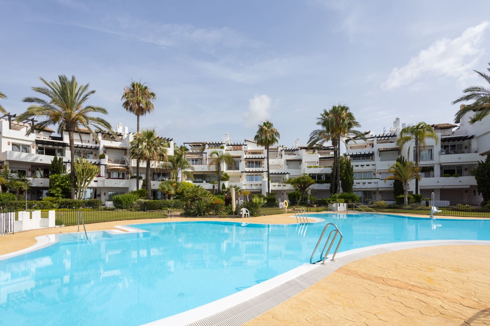 4 slaapkamer Appartement te huur in Estepona met zwembad garage - € 5.500 (Ref: 9921129)