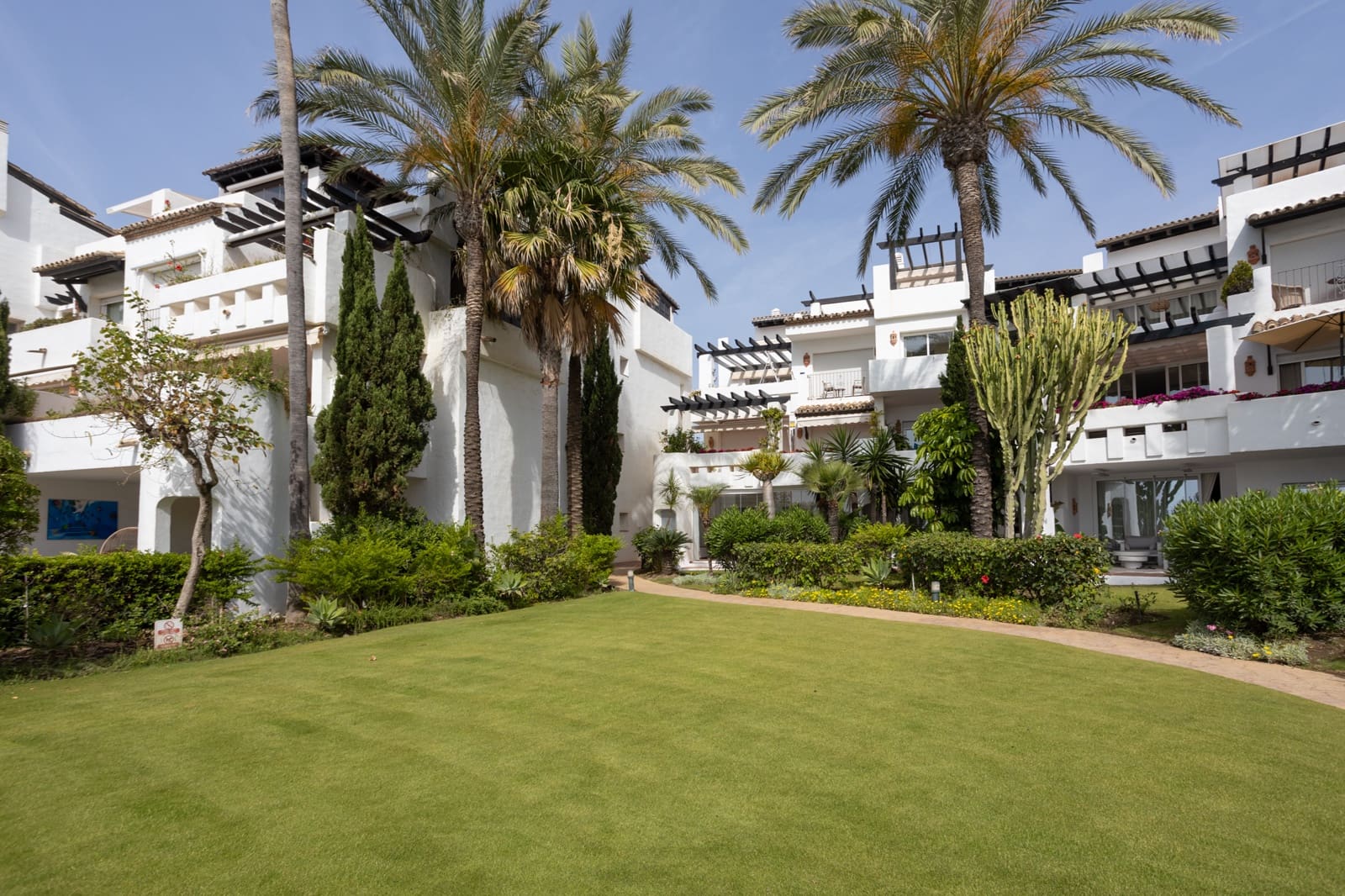 4 slaapkamer Appartement te huur in Estepona met zwembad garage - € 5.500 (Ref: 9921129)