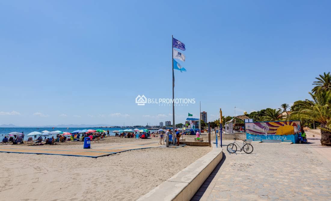 3 makuuhuone Huvila myytävänä paikassa Los Alcazares mukana uima-altaan 
autotalli - 499 900 € (Ref: 8977635)