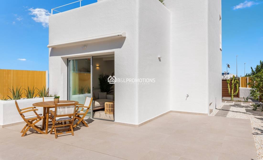 3 bedroom Villa for sale in Los Alcazares with pool garage - € 399,900 (Ref: 8977636)