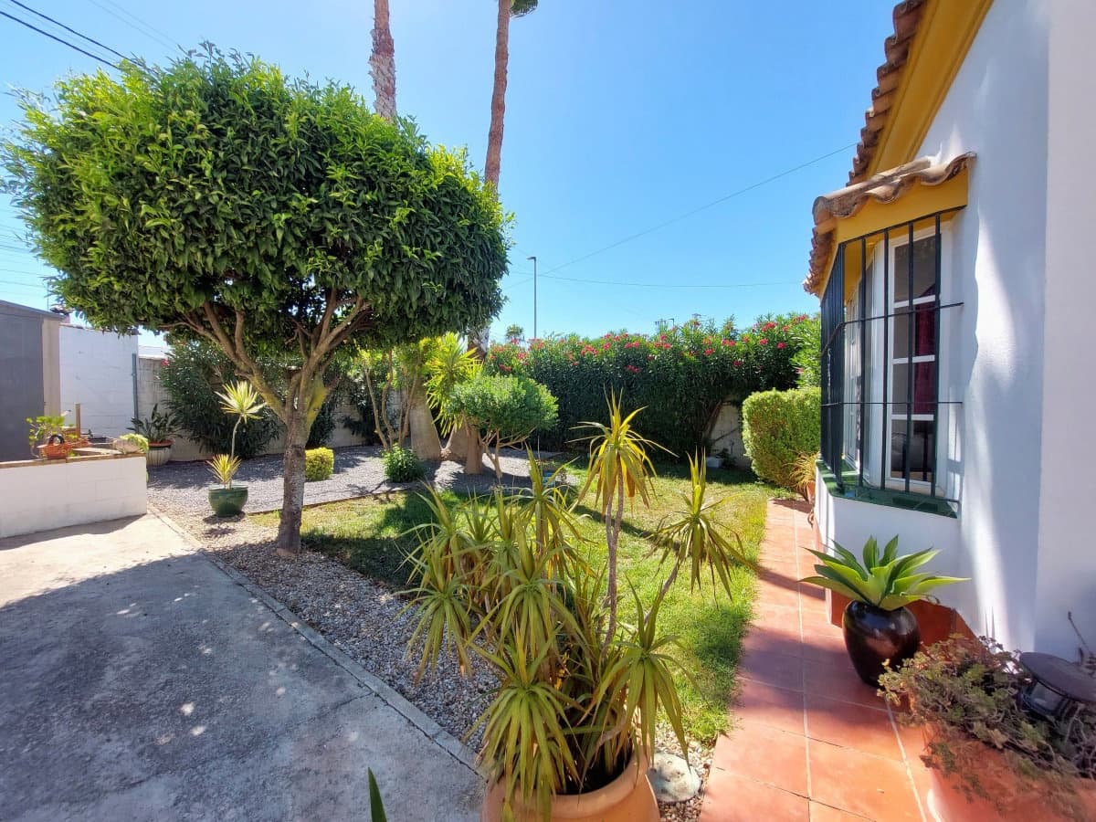 4 bedroom Villa for sale in Chiclana de la Frontera with pool garage - € 305,000 (Ref: 10042254)