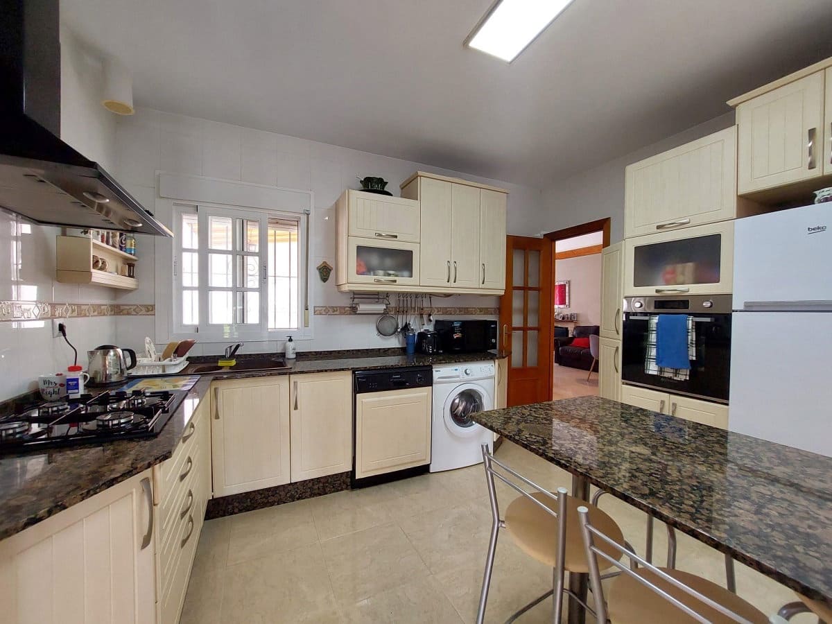 4 bedroom Villa for sale in Chiclana de la Frontera with pool garage - € 305,000 (Ref: 10042254)