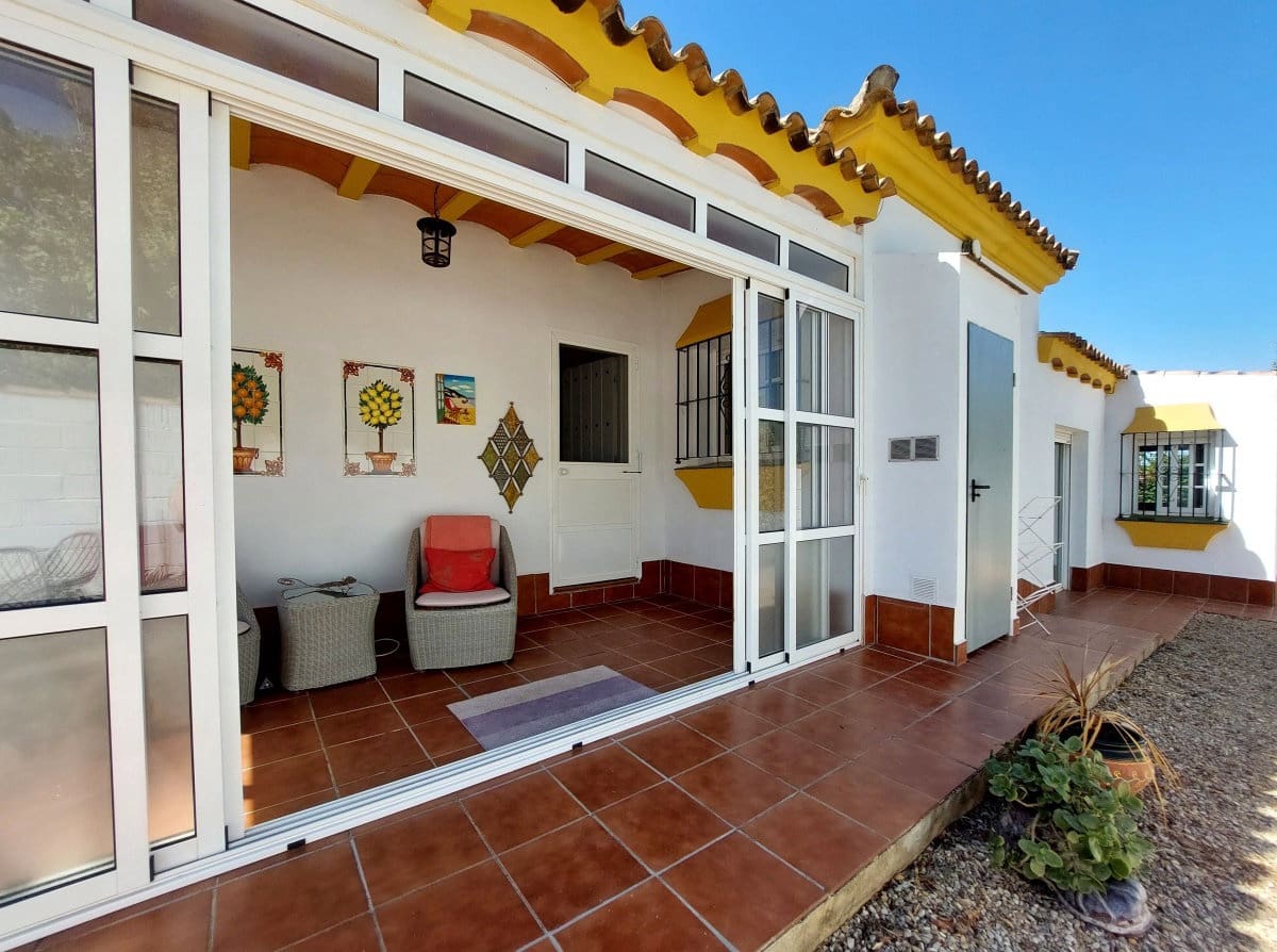 4 bedroom Villa for sale in Chiclana de la Frontera with pool garage - € 305,000 (Ref: 10042254)