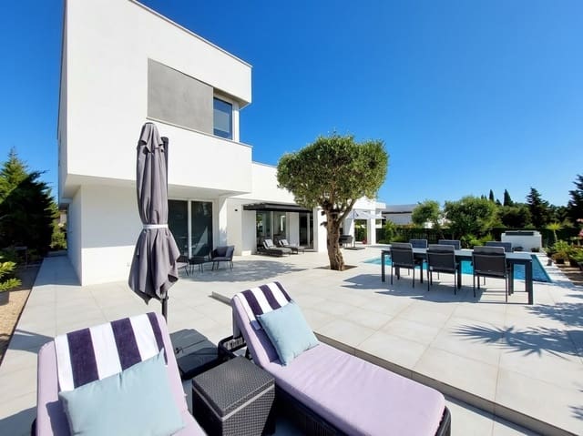 3 slaapkamer Villa te koop in Chiclana de la Frontera met zwembad garage - € 1.300.000 (Ref: 10091394)