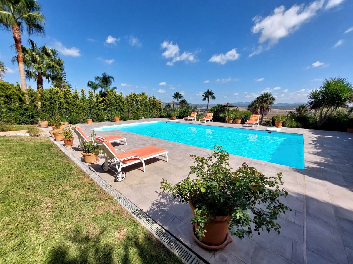 5 soveværelse Villa til salg i Benalup med swimmingpool garage - € 825.000 (Ref: 8555351)